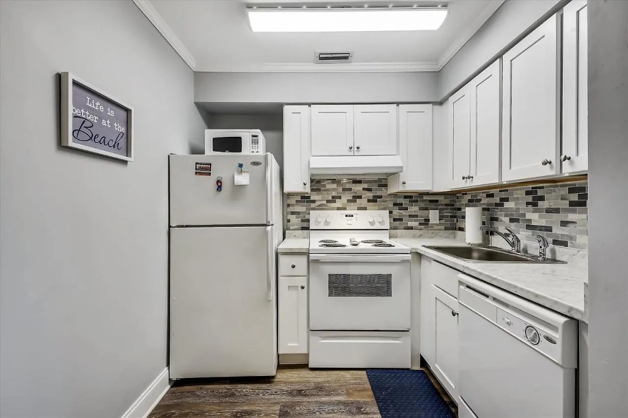 Cozy Holiday Hideaway, Sleeps 4! Steps To The Beach! Renovated 2021 Condo Panama City Beach