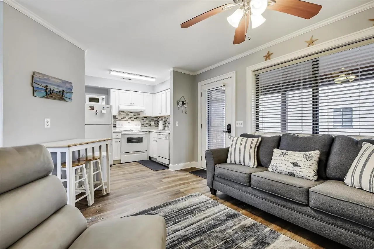 Cozy Holiday Hideaway, Sleeps 4! Steps To The Beach! Renovated 2021 Condo Panama City Beach