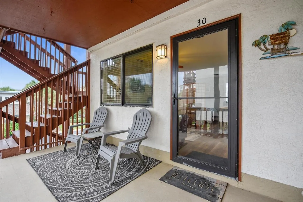 Cozy Holiday Hideaway, Sleeps 4! Steps To The Beach! Renovated 2021 Condo Panama City Beach