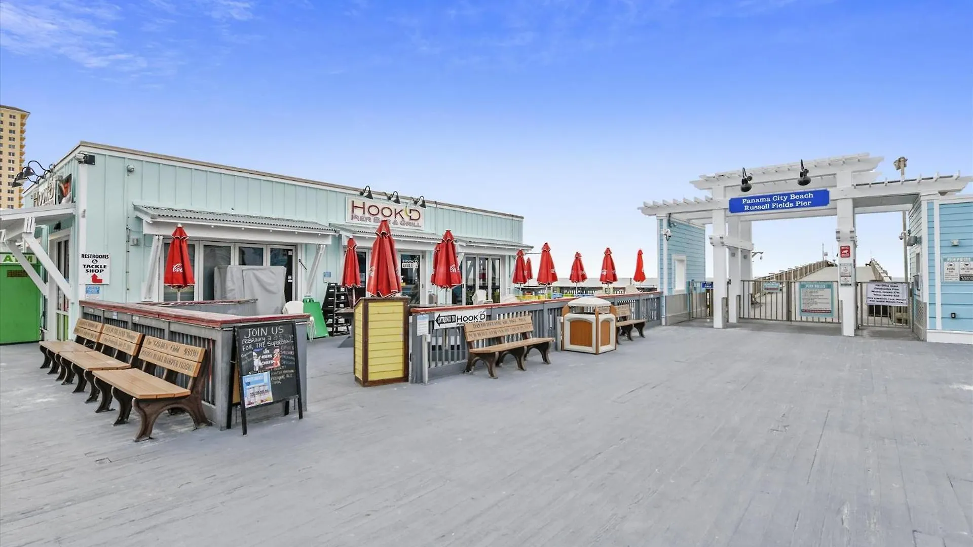 Cozy Holiday Hideaway, Sleeps 4! Steps To The Beach! Renovated 2021 Condo Panama City Beach