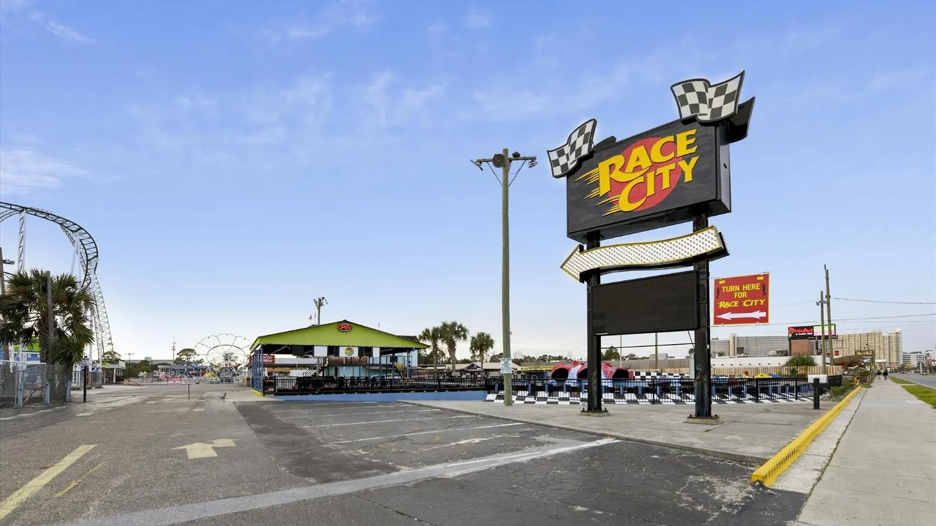 Cozy Holiday Hideaway, Sleeps 4! Steps To The Beach! Renovated 2021 Condo Panama City Beach